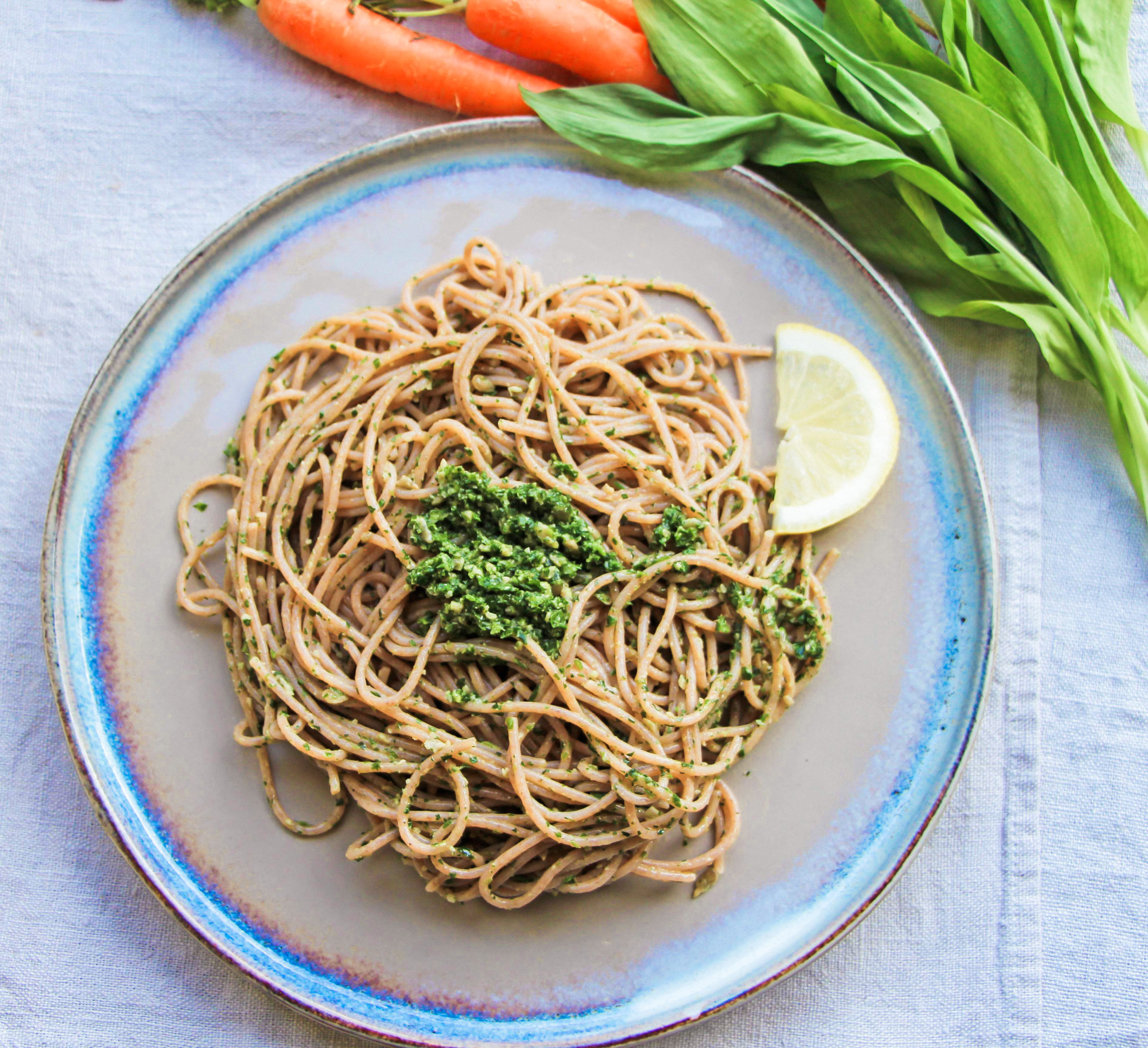 Spaghetti mit Bärlauch-Karottengrün-Pesto [REZEPT]