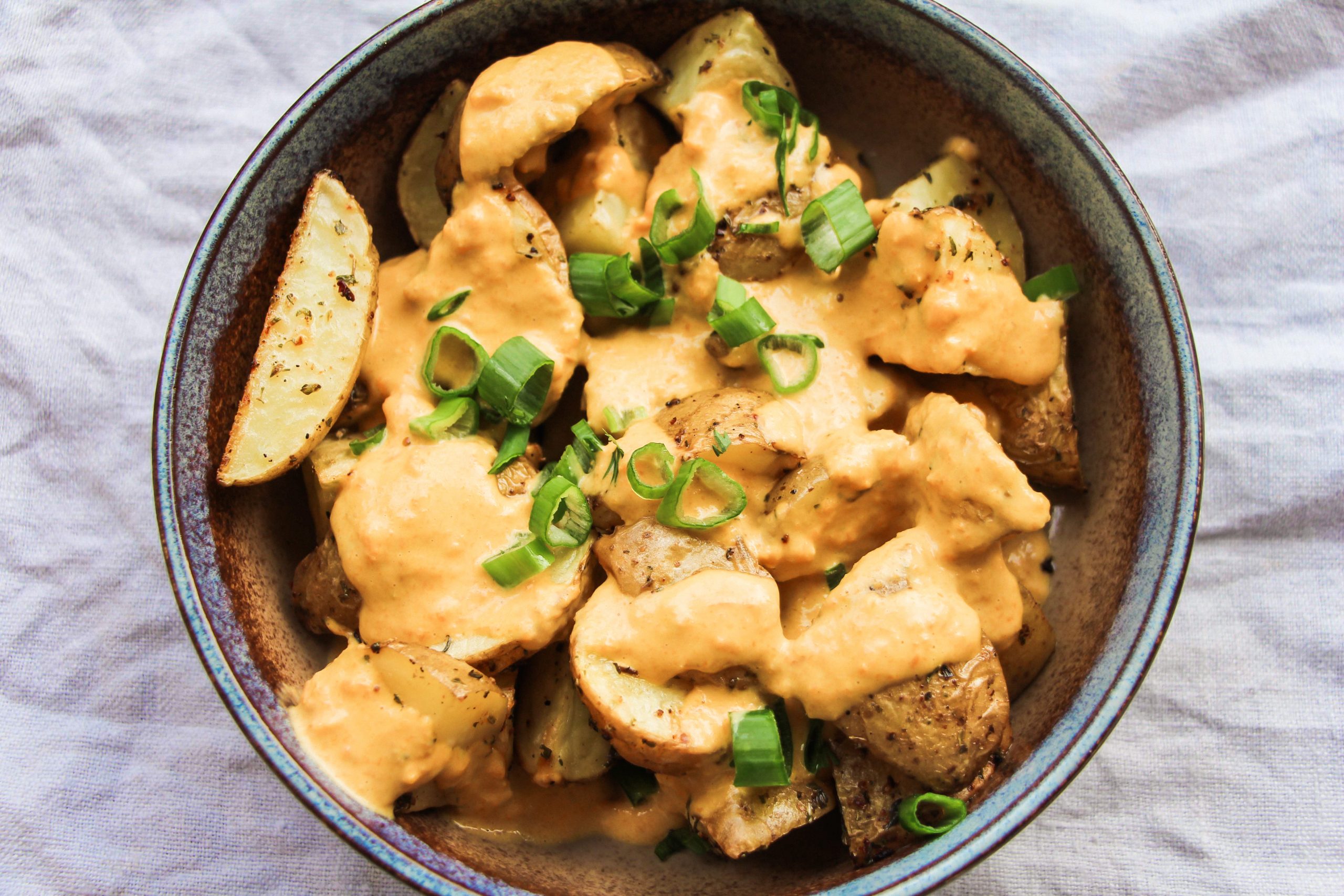 Kartoffelecken mit veganer „Käsesoße“ [REZEPT]