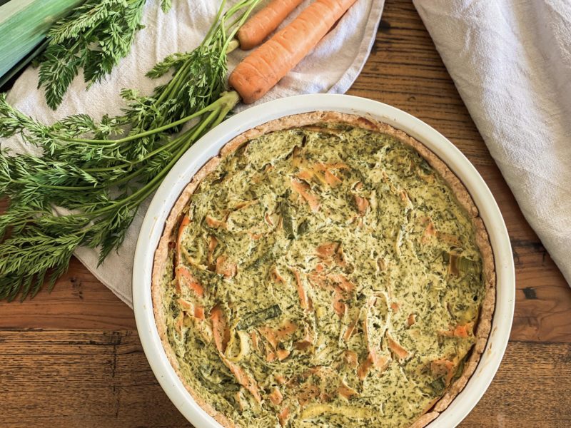 vegane Karotten-Lauch-Quiche in Form mit Karottengrün