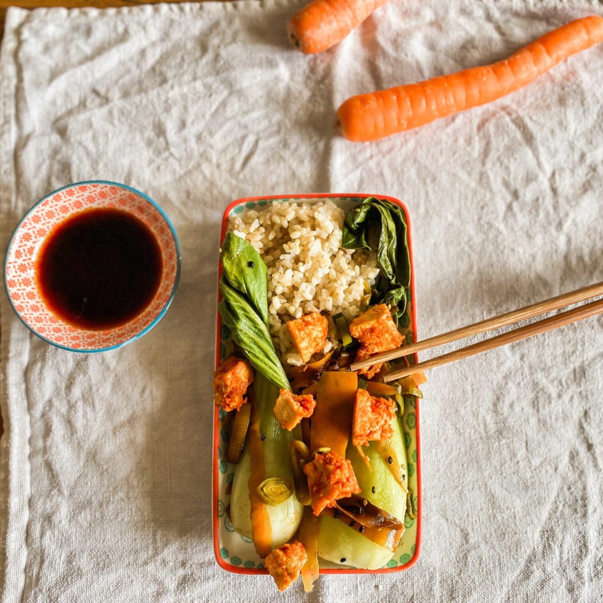 Marinierter Tofu mit asiatischem Gemüse