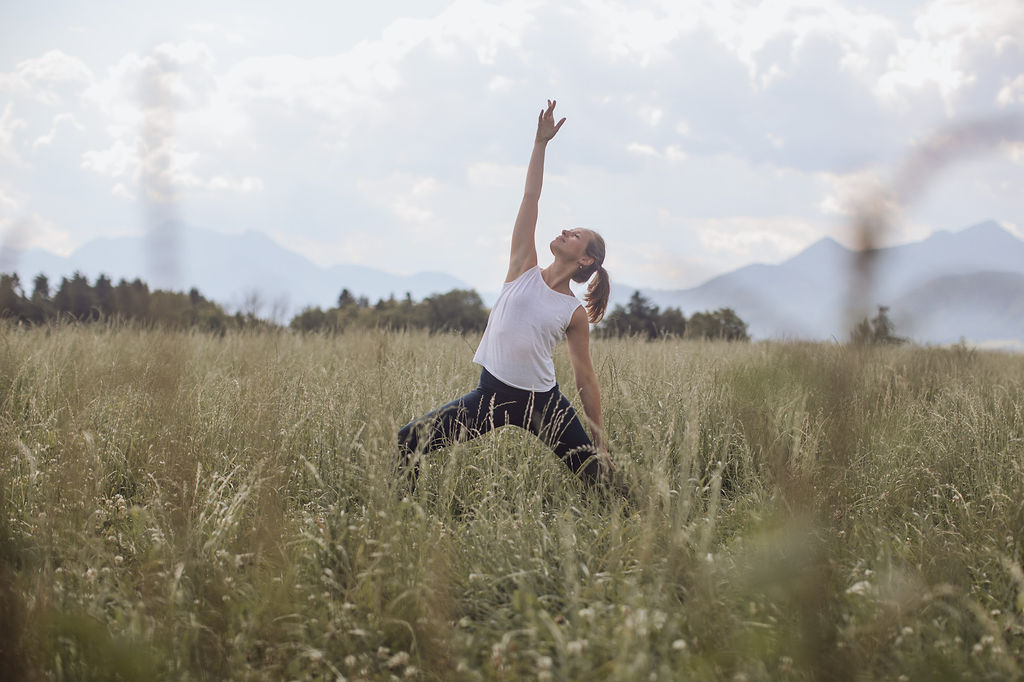 Yoga Haltung vor Bergkulisse in Prien